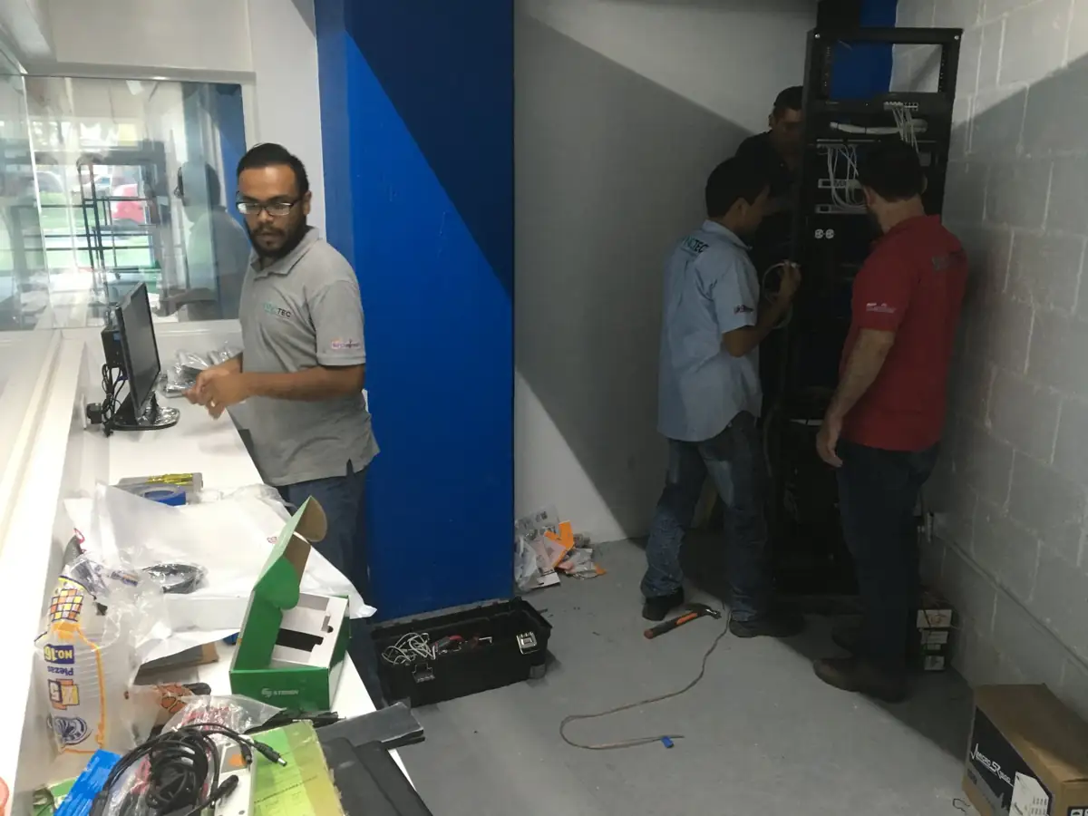 Técnico configurando el equipo de caja de SoftRestaurant en el restaurante Mariscos El Don