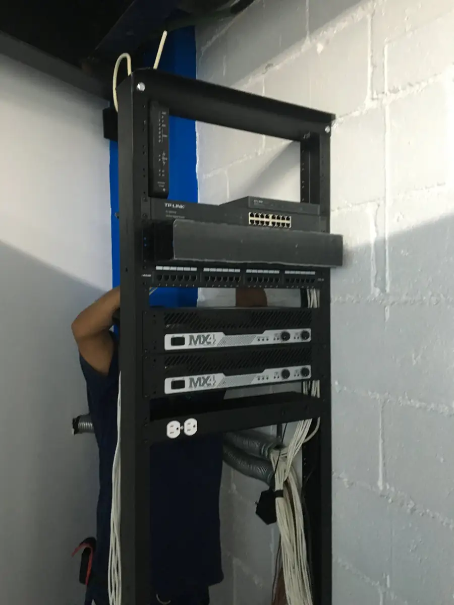 Rack de red instalado para el sistema SoftRestaurant de un restaurante