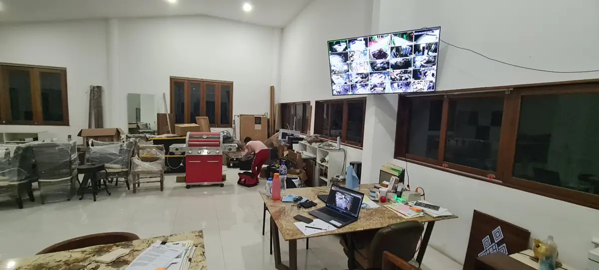 Monitor con las cámaras de seguridad de una carpintería