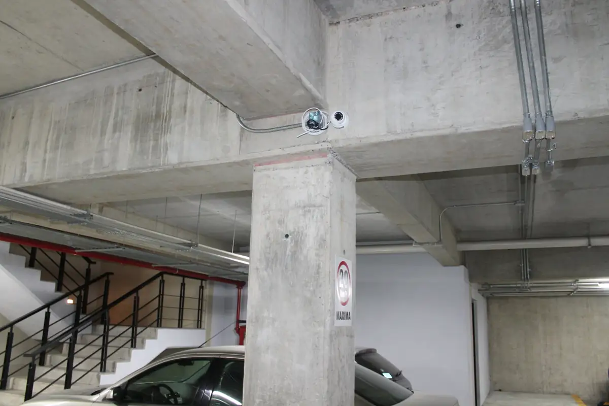 Cámara de seguridad instalada en el techo de una plaza comercial
