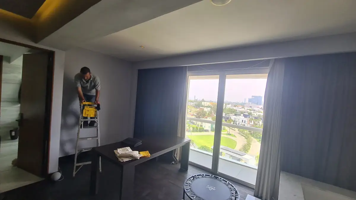 Técnico instalando iluminación LED residencial