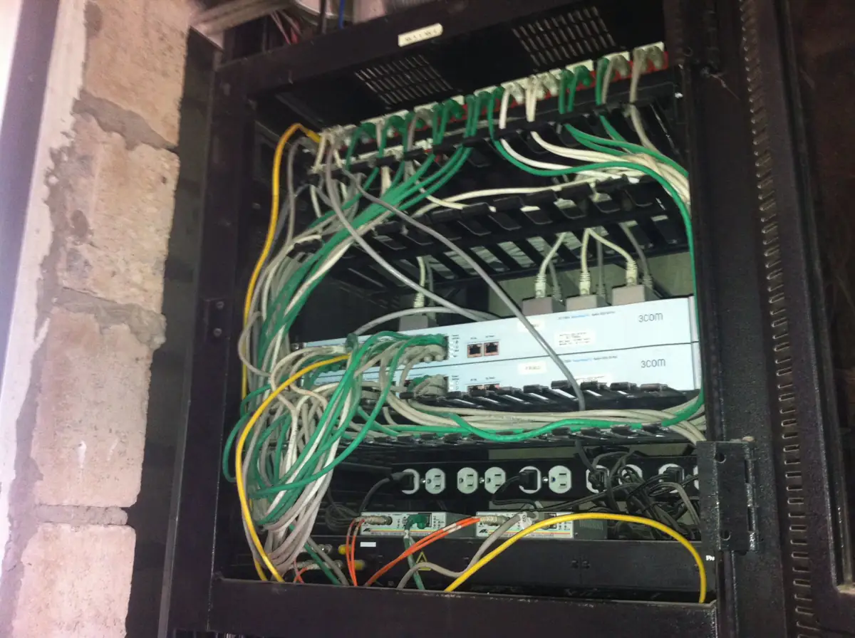 Cuarto de comunicaciones (IDF) con cableado de red en el hotel Fiesta Americana