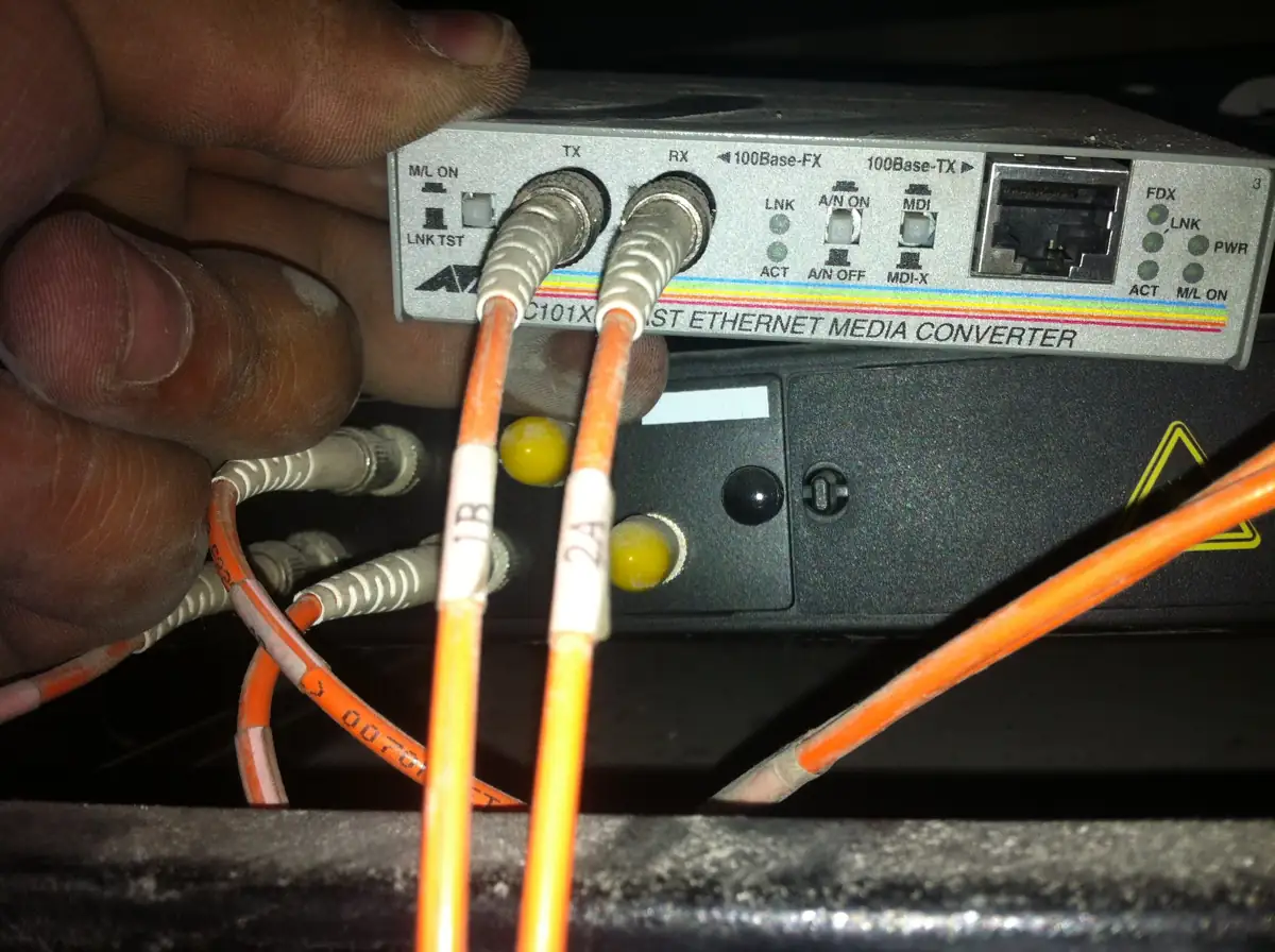 Conexiones de fibra óptica durante el mantenimiento de un IDF de hotel