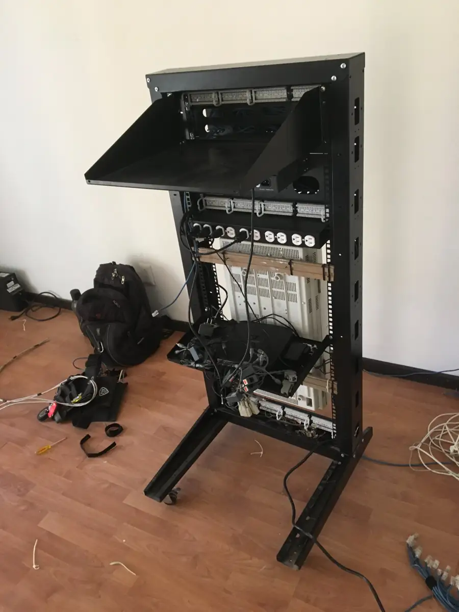 Rack de red instalado en unas oficinas de contabilidad