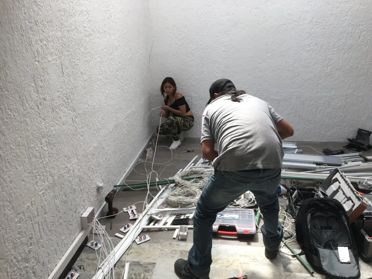 Técnico instalando cableado de red en oficinas